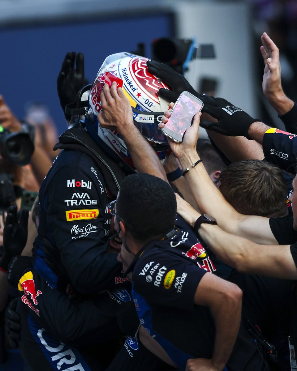 Shahab_NL's tweet photo. Siempre dicen que un solo piloto no puede salvar a un equipo… pero yo ya vi a Max Verstappen sostener a Red Bull. Y no una, sino dos veces! https://t.co/x9wRE3MIb4