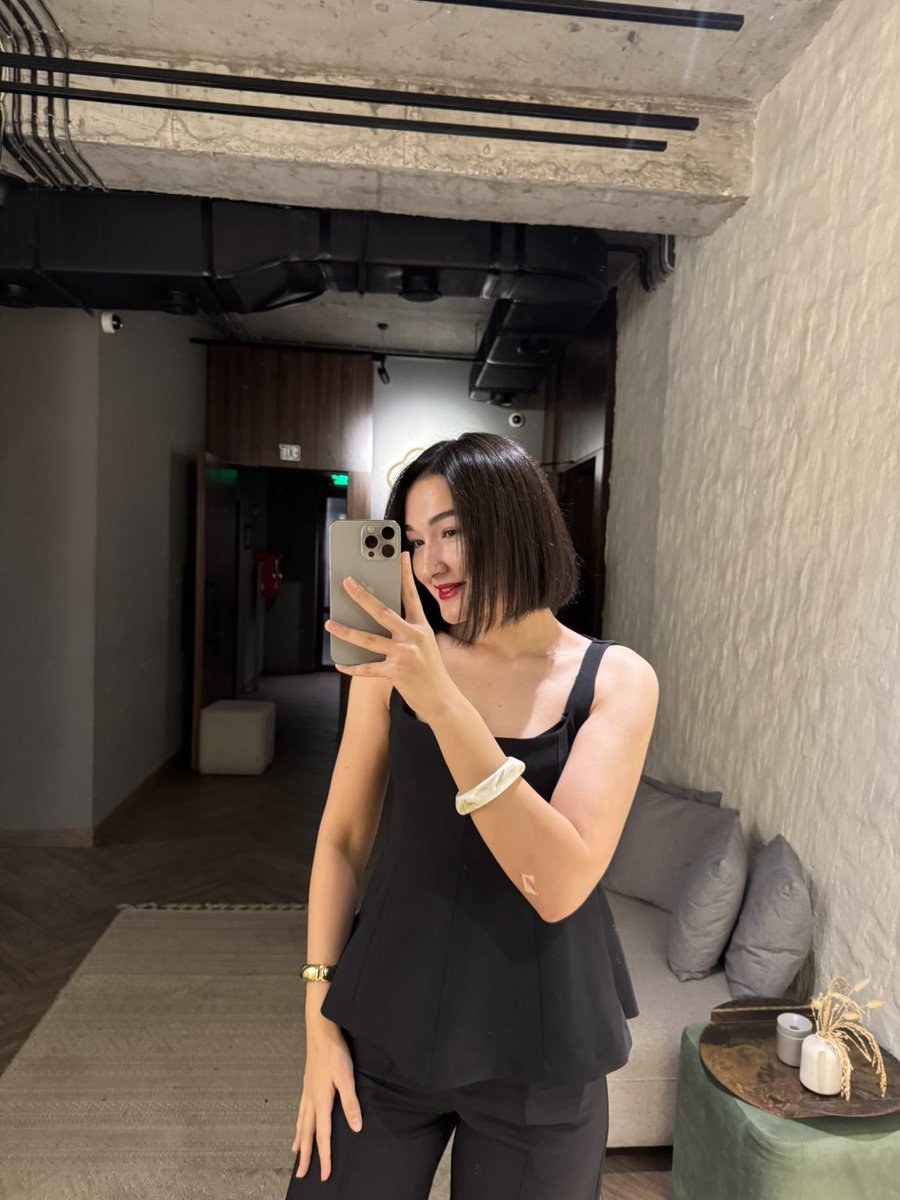 and21954's tweet photo. How does my gf look? https://t.co/BWDqrzLpgl