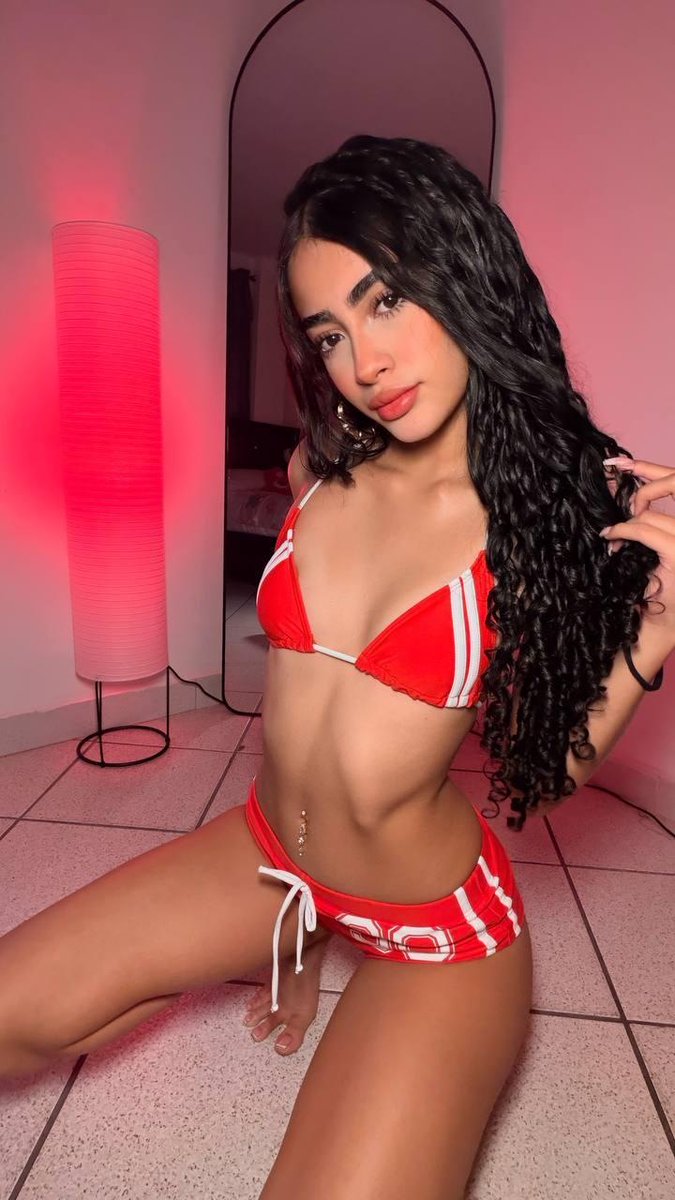 subtothepetite's tweet photo. single btw my dms are open who's brave enough 🫣 https://t.co/lXCC0Uw2C7