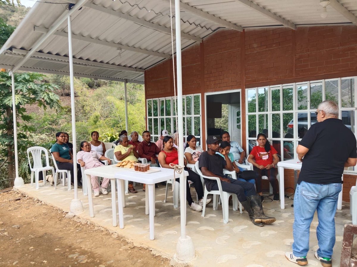 GildardoSilvaPH's tweet photo. Estuvimos en La Garza, Dagua, acompañando a una comunidad que lucha por el reconocimiento de sus derechos sobre la tierra y el territorio.

Escuchamos sus problemáticas y asumimos el compromiso de acompañar sus gestiones ante las instituciones.

Escuchar, acompañar y exigir respuestas desde el territorio.

#ElTerritorioSeDefiende #LaTierraEsDerecho