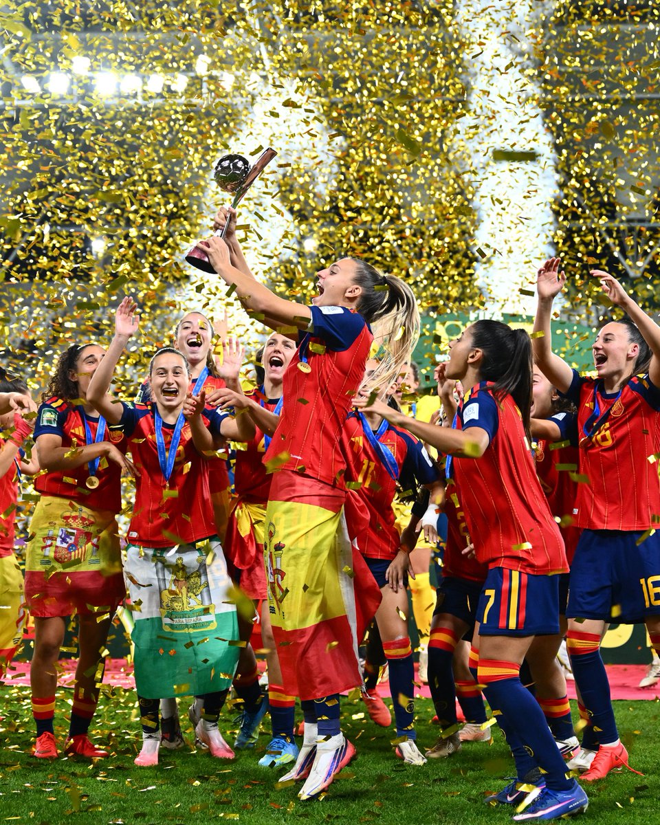 fifacom_es's tweet photo. Hoy hace una semana, España levantó el trofeo de la #U20WWC por segunda vez en su historia 👏 https://t.co/PO2m3cQXNa