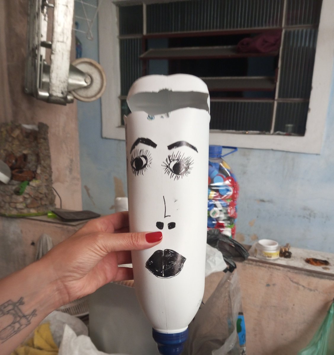 fenoide_'s tweet photo. fui buscar minha vó pra gente ir votar, os vaso dela tudo assim https://t.co/M0k28roMxZ