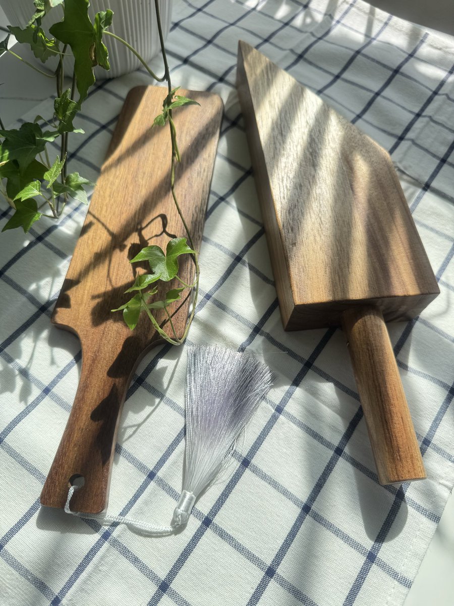 Dreamscape625's tweet photo. The wedge-style design helps lift the mattress, giving you more room to tuck sheets underneath and create a smooth, tidy finish. A thoughtful little tool for everyday bedroom routines. https://t.co/A71u6o9ZO5

#MattressLifter #BedsheetTucker #BedMakingTools #BedroomOrganization https://t.co/AmFtz7vREM