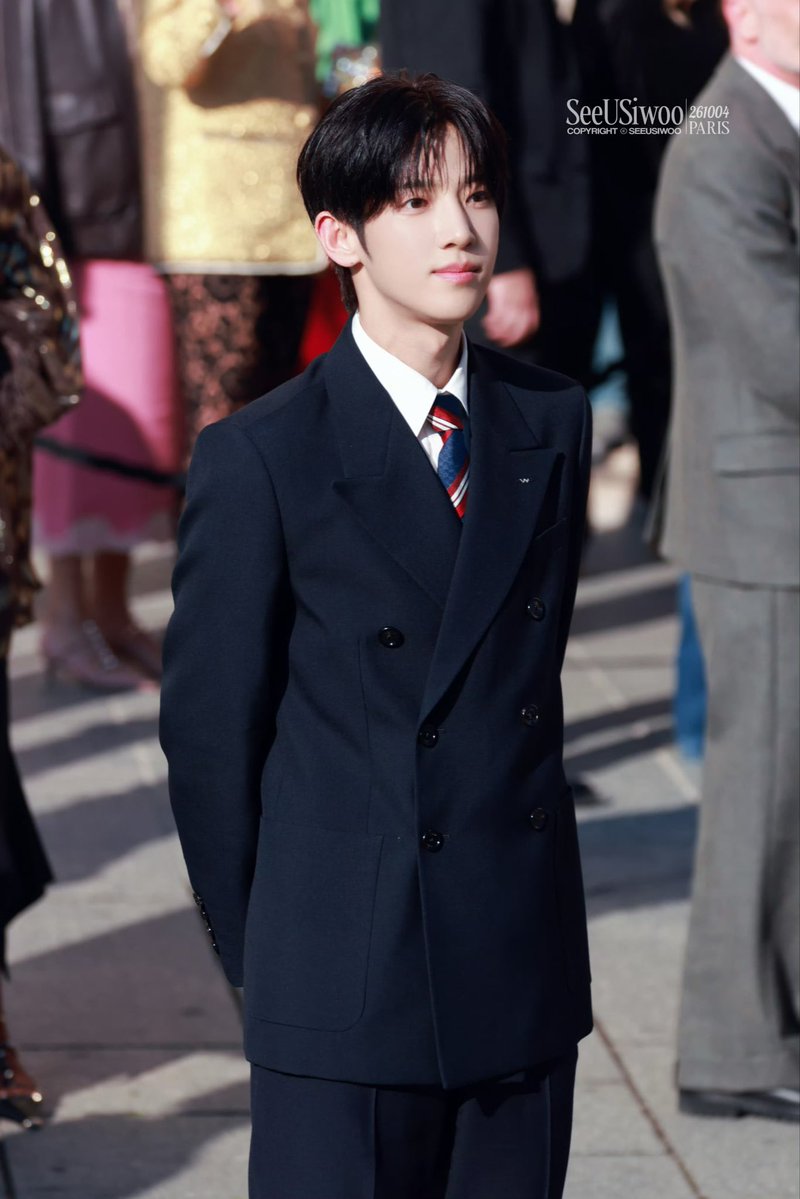 ycwrbch's tweet photo. Les applaudissements retentissent dans la ville, et une nouvelle ère commence avec éclat. De Milan à Paris, témoins de l’éblouissement de Park Si-woo.

PARK SIWOO AT VALENTINO PFWSS27

#PARKSIWOOxVALENTINO
#VALENTINOPFWSS27
#PARKSIWOO https://t.co/YG5NDQdyBc