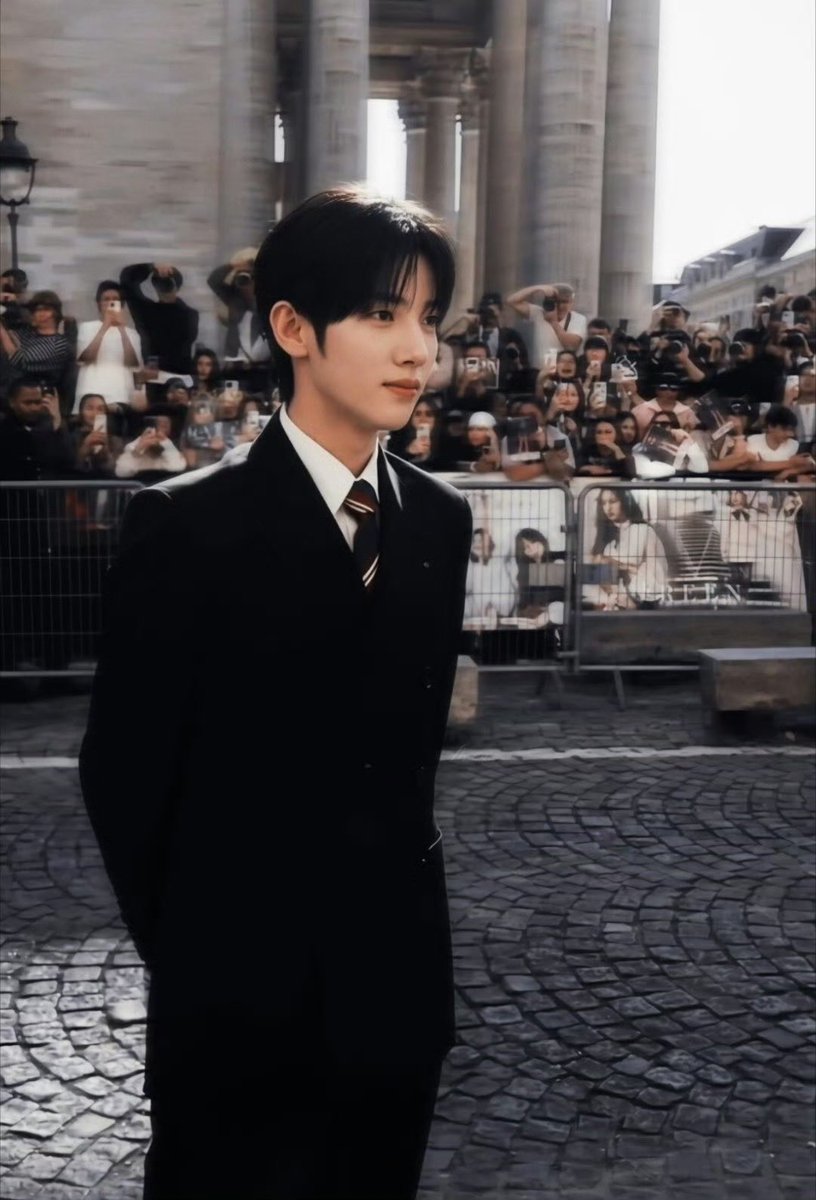 ycwrbch's tweet photo. Les applaudissements retentissent dans la ville, et une nouvelle ère commence avec éclat. De Milan à Paris, témoins de l’éblouissement de Park Si-woo.

PARK SIWOO AT VALENTINO PFWSS27

#PARKSIWOOxVALENTINO
#VALENTINOPFWSS27
#PARKSIWOO https://t.co/YG5NDQdyBc