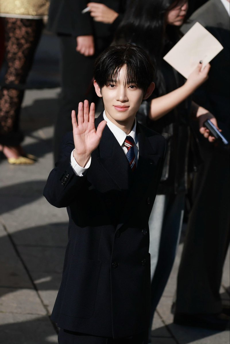 ycwrbch's tweet photo. Les applaudissements retentissent dans la ville, et une nouvelle ère commence avec éclat. De Milan à Paris, témoins de l’éblouissement de Park Si-woo.

PARK SIWOO AT VALENTINO PFWSS27

#PARKSIWOOxVALENTINO
#VALENTINOPFWSS27
#PARKSIWOO https://t.co/YG5NDQdyBc