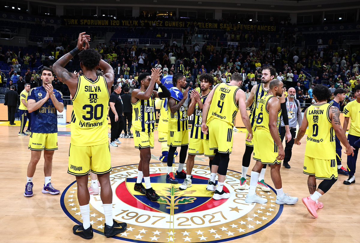 erennocaak's tweet photo. Bu takım 17 gün içinde bir kupa kazandı, bir kupayı da kıl payı kaçırdı.

Euroleague’de 3/3 yaptı. Üç maçın üçünü de çift haneli farkla kazandı. Birinde 24 sayı farkla kazandı.
Güncel olarak Euroleague’in en iyi savunma yapan ve 3 maç sonunda en az sayı yiyen takımı. Perşembe günü de gidip Panathinaikos’u yenip gelecek.

O yüzden saçma sapan Türkiye Ligi maçları üzerinden yersiz, gereksiz yorumları kendinize saklayın. Ezel’in kör annesi Meliha bile bu takımın Türkiye Ligi’nde final oynayacağını biliyor. Düşün artık şu takımın yakasından. Biraz rahat bırakın. Sözüm tamamen takım üzerinden sert eleştiri yapanlara. Yapıcı eleştirilere yönelik değildir.