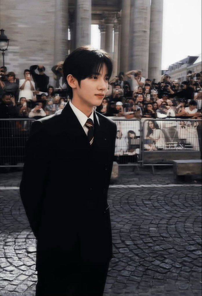 Haiyunuu's tweet photo. Following the context of Roman aesthetics, parksiwoo proves innate high-class glamour at Valentino.

PARK SIWOO AT VALENTINO PFWSS27

#PARKSIWOOxVALENTINO
#VALENTINOPFWSS27
#PARKSIWOO https://t.co/pOoymMIWev