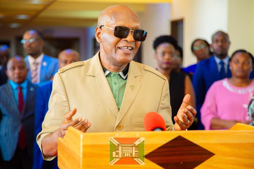 nshingamateka's tweet photo. 2/2 Le Président de la Chambre basse du parlement du Burundi a précisé qu'aucune plainte n'a été enregistrée malgré l'immensité du pays car la technologie de haut niveau était de mise. Des dispositifs pour joindre les malades à domicile étaient prêts, toute personne en difficulté de se rendre aux urnes avait la possibilité de voter en ligne via son téléphone. Les aveugles avaient aussi des machines  propres à eux pour se choisir leurs représentants. 

Le Président de l'@nshingamateka félicite la Fédération de #Russie car c'est un bon exemple en matière d'organisation des élections transparentes. Bref, il a remarqué que la Fédération de Russie se soucie de son peuple et n'oublie jamais le bas peuple.