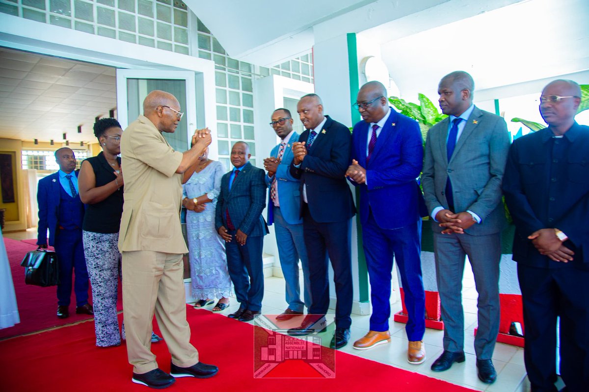 nshingamateka's tweet photo. 2/2 Le Président de la Chambre basse du parlement du Burundi a précisé qu'aucune plainte n'a été enregistrée malgré l'immensité du pays car la technologie de haut niveau était de mise. Des dispositifs pour joindre les malades à domicile étaient prêts, toute personne en difficulté de se rendre aux urnes avait la possibilité de voter en ligne via son téléphone. Les aveugles avaient aussi des machines  propres à eux pour se choisir leurs représentants. 

Le Président de l'@nshingamateka félicite la Fédération de #Russie car c'est un bon exemple en matière d'organisation des élections transparentes. Bref, il a remarqué que la Fédération de Russie se soucie de son peuple et n'oublie jamais le bas peuple.