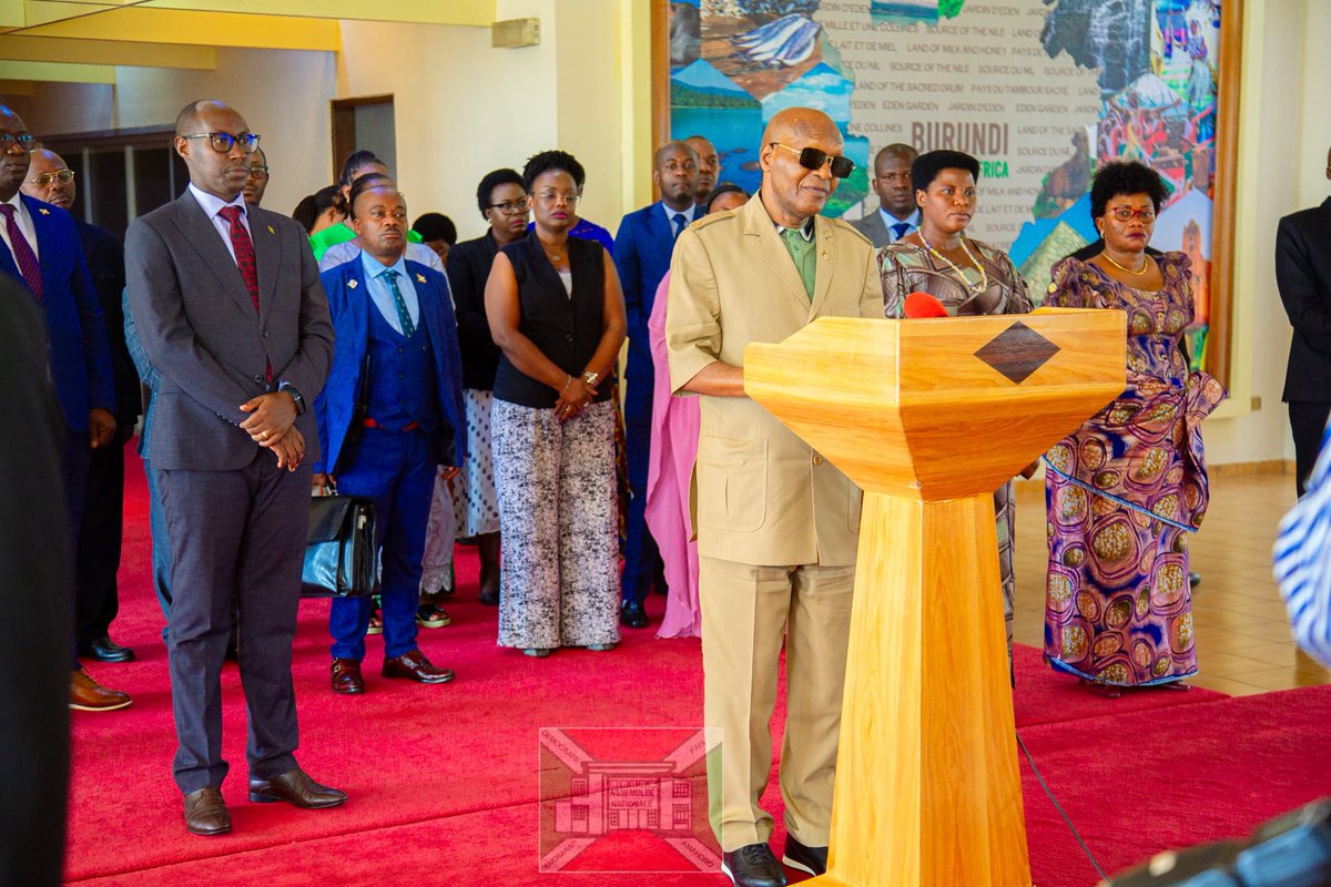 nshingamateka's tweet photo. 2/2 Le Président de la Chambre basse du parlement du Burundi a précisé qu'aucune plainte n'a été enregistrée malgré l'immensité du pays car la technologie de haut niveau était de mise. Des dispositifs pour joindre les malades à domicile étaient prêts, toute personne en difficulté de se rendre aux urnes avait la possibilité de voter en ligne via son téléphone. Les aveugles avaient aussi des machines  propres à eux pour se choisir leurs représentants. 

Le Président de l'@nshingamateka félicite la Fédération de #Russie car c'est un bon exemple en matière d'organisation des élections transparentes. Bref, il a remarqué que la Fédération de Russie se soucie de son peuple et n'oublie jamais le bas peuple.