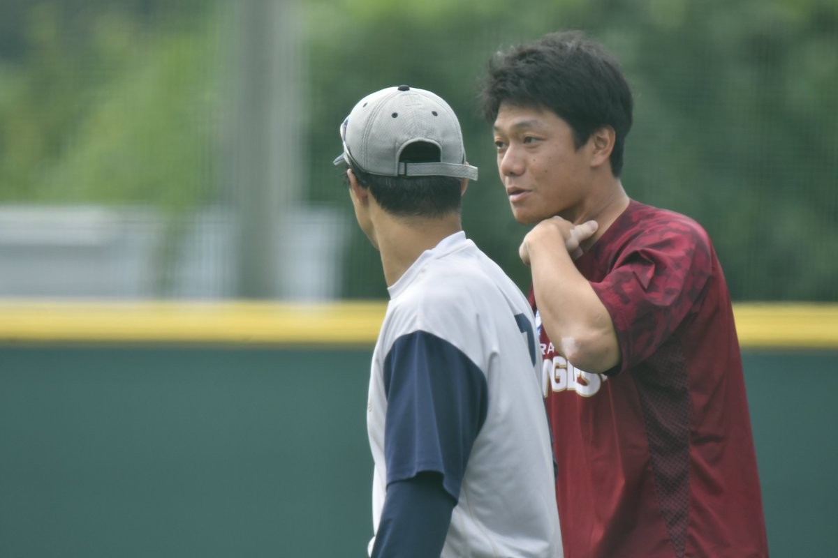 bearta131's tweet photo. 26.09.25 泉
対ヤクルト
試合前練習

茂木さんが急に笑顔になって、
ピャーっと駆け寄った先には、かーくんがいました。 https://t.co/qSz4v2xZJ3