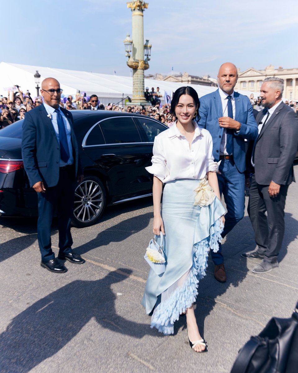 BestKwong511_CN's tweet photo. Paris Fashion Week gives Dior Summer 27 another chance to shine through Lingling Kwong’s polished and distinctive fashion presence.

#LinglingKwong #DiorSummer27
#PFW #Dior
#LinglingKwongXDiorSummer27
@Dior @linglingsirilak https://t.co/MAKZ1yVQ6g