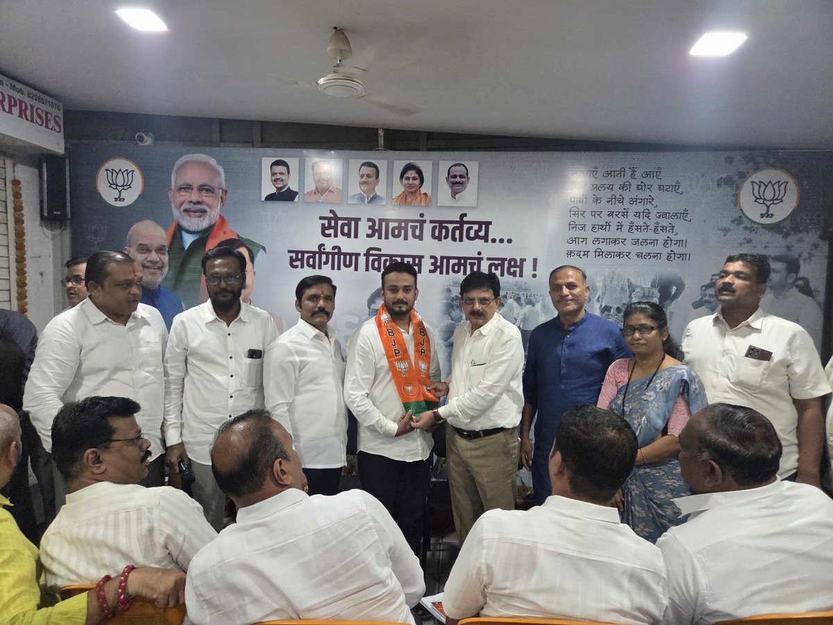 Sawkaresanjay11's tweet photo. भुसावळ येथे राष्ट्रवादी काँग्रेस (शरदचंद्र पवार) गटाचे तालुका अध्यक्ष श्री. निखिल आनंद सपकाळे यांनी सहकाऱ्यांसह भाजपात जाहीर पक्षप्रवेश केला. 💐

नव्या सहकाऱ्यांचे भाजप परिवारात मनःपूर्वक स्वागत व पुढील वाटचालीसाठी शुभेच्छा! 🙏

#BJP #Bhusawal #PartyJoining #MLASanjaySawkare https://t.co/SHdszE1VOU