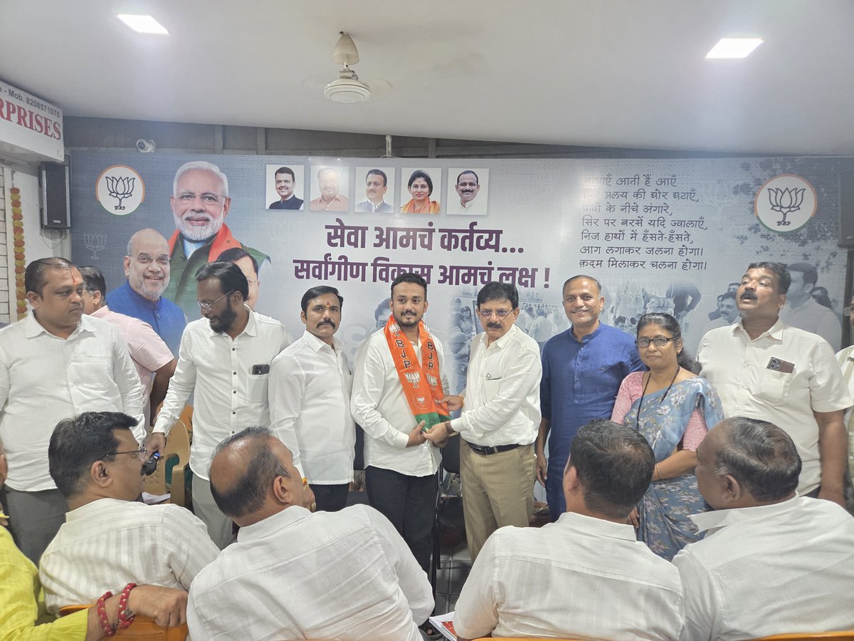 Sawkaresanjay11's tweet photo. भुसावळ येथे राष्ट्रवादी काँग्रेस (शरदचंद्र पवार) गटाचे तालुका अध्यक्ष श्री. निखिल आनंद सपकाळे यांनी सहकाऱ्यांसह भाजपात जाहीर पक्षप्रवेश केला. 💐

नव्या सहकाऱ्यांचे भाजप परिवारात मनःपूर्वक स्वागत व पुढील वाटचालीसाठी शुभेच्छा! 🙏

#BJP #Bhusawal #PartyJoining #MLASanjaySawkare https://t.co/SHdszE1VOU