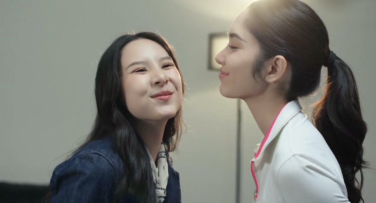 bbigkachu's tweet photo. คุณหนูนาน่าทำถึงอีกแล้ว จะมาหอมแก้มข้างเดียวได้ยังไง ต้องหอมแก้มอีกข้างสิ พอหอมเสร็จโปรวี พูดประโยคนี้ต่อ “สมเป็นคุณหนูนาน่าจริงๆ ฉลาดแกมโกงตลอด” ฉันลั่นเลย 55555555555 ชอบมากกก

Fairway Of Love EP5
#FairwayOfLoveEP5 https://t.co/BGr88tRnNx