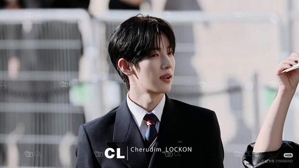 ynsfzyq's tweet photo. La splendeur de VALENTINO ne détonne pas du tout chez Park Si-woo, au contraire, il la maîtrise avec aisance, ce qui prouve son fort sens de la mode.

PARK SIWOO AT VALENTINO PFWSS27

#PARKSIWOOxVALENTINO
#VALENTINOPFWSS27
#PARKSIWOO https://t.co/Gzka7aoEpa