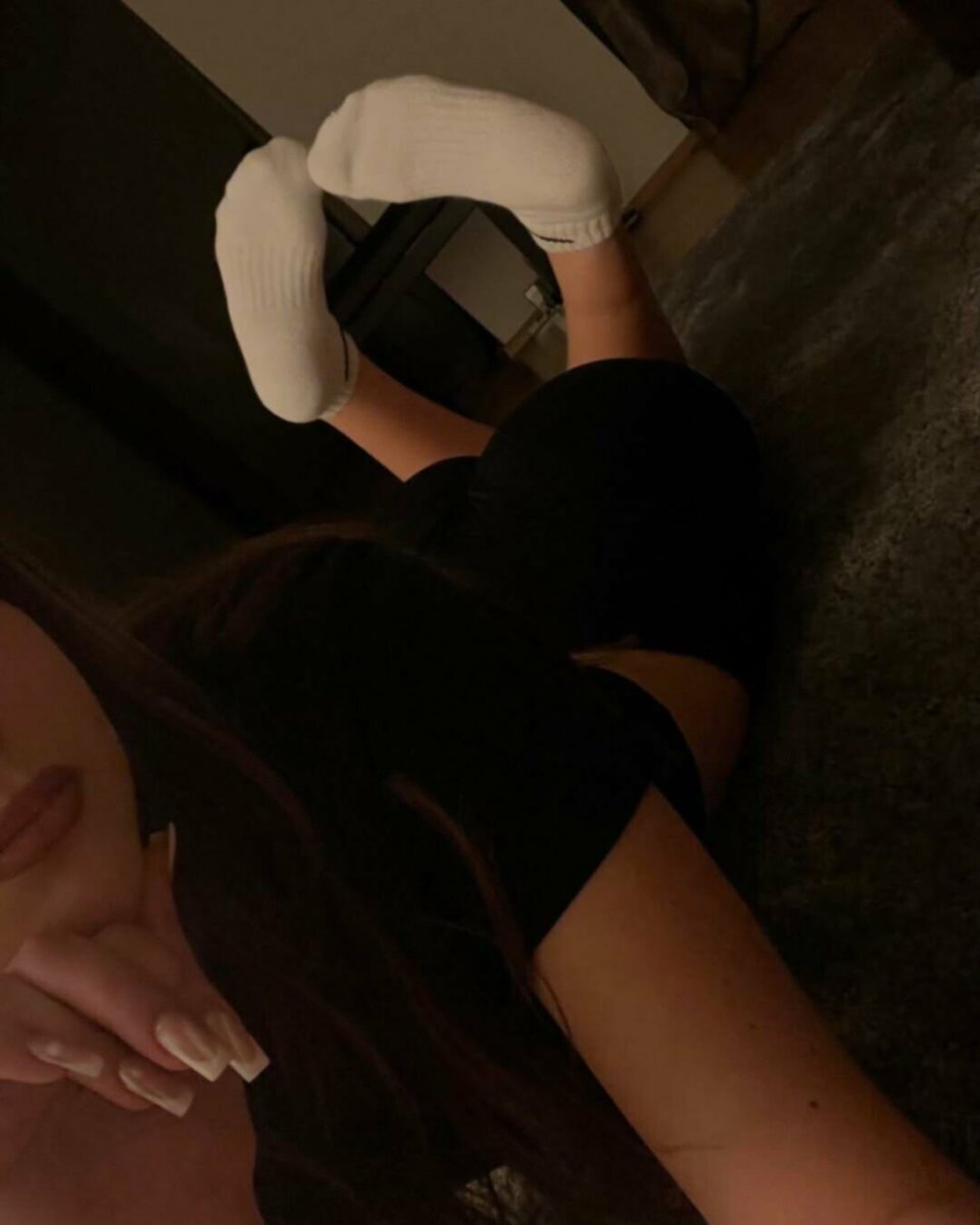 Tittiannaa's tweet photo. Do men like this pose or is just the feet losers #feet #feetfetısh #feetworshi̇p #femdom #nsfw #nsfwtwt #pytt #teen #teenage #trend https://t.co/0wMtcD8OxI