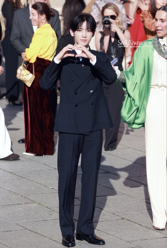 SeeUSiwoo_CNFC's tweet photo. -261004
-巴黎时装周下班💜VALENTINO

经历重要场合时别害怕，紧张感受到的剧烈心跳，那是勇气在为你鼓掌👏🏻

PARK SIWOO AT VALENTINO PFWSS27

#PARKSIWOOxVALENTINO
#VALENTINOPFWSS27
#PARKSIWOO https://t.co/TgVCsuzp7b