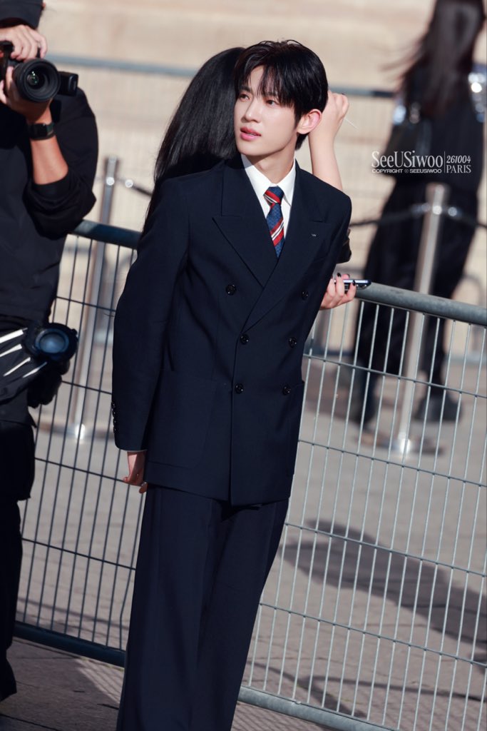 SeeUSiwoo_CNFC's tweet photo. -261004
-巴黎时装周下班💜VALENTINO

经历重要场合时别害怕，紧张感受到的剧烈心跳，那是勇气在为你鼓掌👏🏻

PARK SIWOO AT VALENTINO PFWSS27

#PARKSIWOOxVALENTINO
#VALENTINOPFWSS27
#PARKSIWOO https://t.co/TgVCsuzp7b