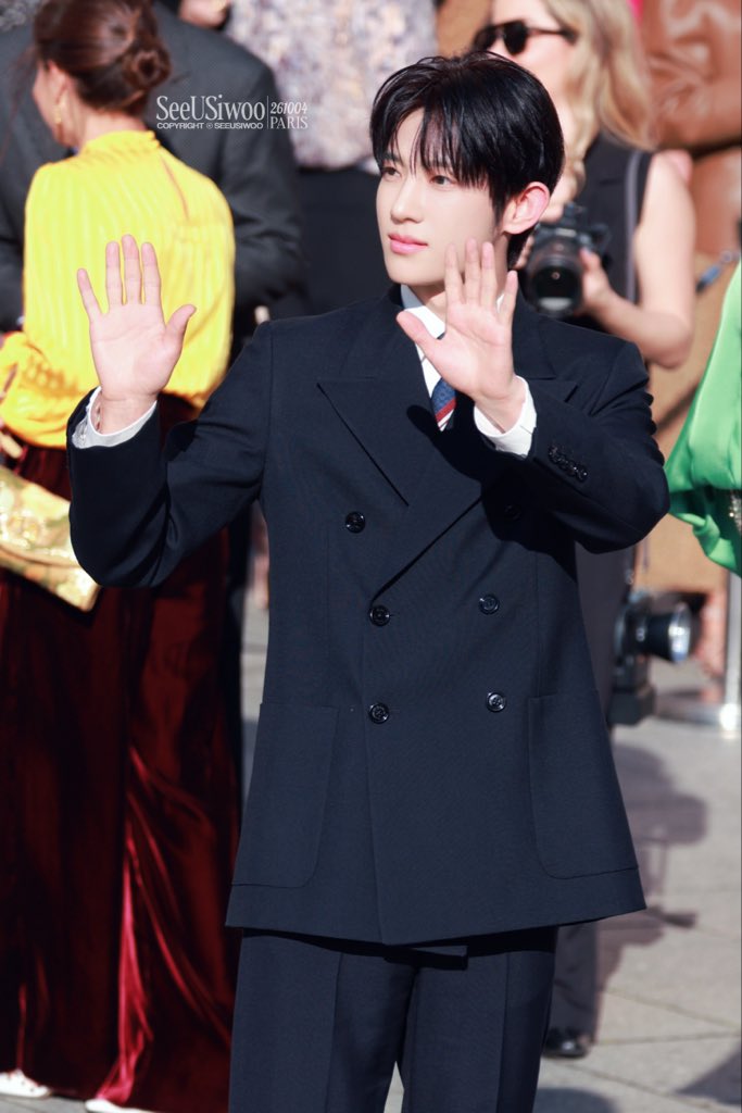 SeeUSiwoo_CNFC's tweet photo. -261004
-巴黎时装周下班💜VALENTINO

经历重要场合时别害怕，紧张感受到的剧烈心跳，那是勇气在为你鼓掌👏🏻

PARK SIWOO AT VALENTINO PFWSS27

#PARKSIWOOxVALENTINO
#VALENTINOPFWSS27
#PARKSIWOO https://t.co/TgVCsuzp7b