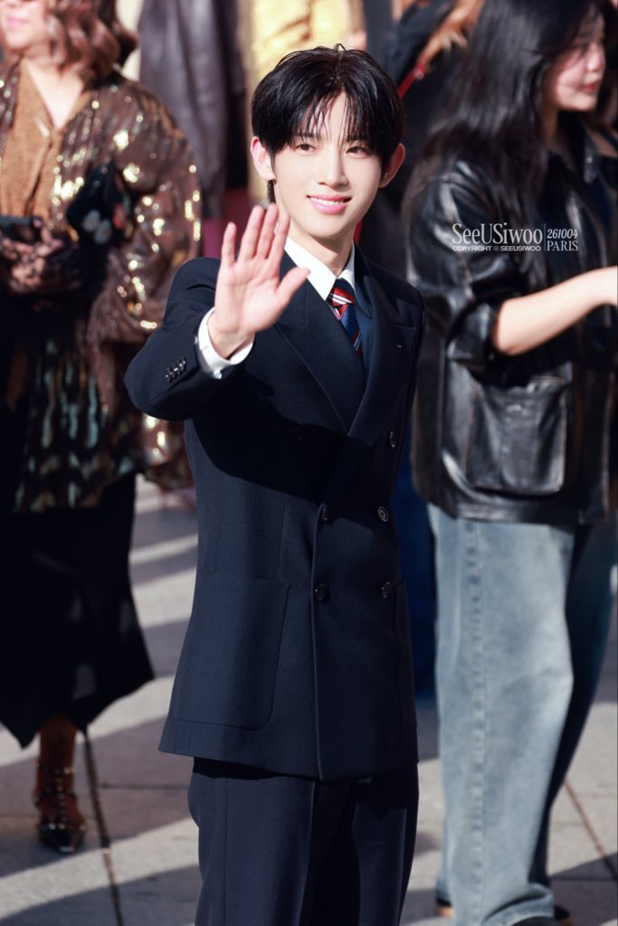 SeeUSiwoo_CNFC's tweet photo. -261004
-巴黎时装周下班💜VALENTINO

经历重要场合时别害怕，紧张感受到的剧烈心跳，那是勇气在为你鼓掌👏🏻

PARK SIWOO AT VALENTINO PFWSS27

#PARKSIWOOxVALENTINO
#VALENTINOPFWSS27
#PARKSIWOO https://t.co/TgVCsuzp7b