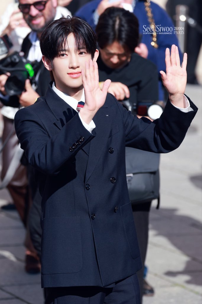 Huikiio's tweet photo. Tous les objectifs se tournent vers Park Si‑woo à Paris, nous admirons son élégance et nous le soutenons de tout cœur.

PARK SIWOO AT VALENTINO PFWSS27

#PARKSIWOOxVALENTINO
#VALENTINOPFWSS27
#PARKSIWOO https://t.co/P2w9ggK6Y4