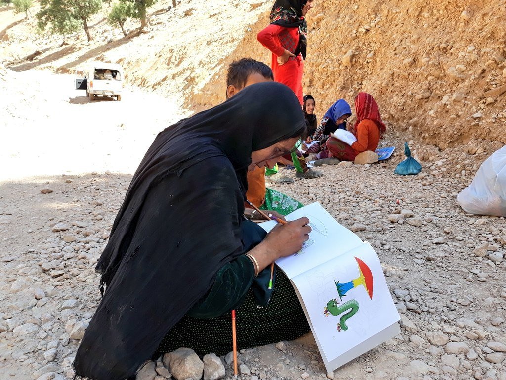 smaeel_azari's tweet photo. زنان سیاه‌پوش
روز جمعه به روستای دِلی در بخش دیشموک رفتم.
اما آنچه دیدم، برای من یک اتفاق تازه نبود.

من حدود پانزده سال است در روستاهای مختلف استان رفت‌وآمد دارم و با خانواده‌ها و کودکان کار می‌کنم. در این سال‌ها به حدود ۸۰ روستا رفته‌ام. یکی از چیزهایی که بارها دیده‌ام، سیاه‌پوش بودن زنان است؛ از دختران و زنان جوان تا مادران و مادربزرگ‌ها.

در بسیاری از این روستاها، رنگ غالب لباس زنان، مشکی است.

گاهی زنی برای مرگ یکی از نزدیکانش مدت بسیار طولانی لباس مشکی می‌پوشد؛ در مواردی تا سال‌ها. در ساختار طایفه‌ای، پوشیدن لباس مشکی برای هر فرد فوت‌شده بخشی از احترام و سوگواری تلقی می‌شود و فاصله گرفتن از آن می‌تواند با حرف و قضاوت دیگران همراه باشد.

در کنار این موضوع�� در سال‌های روستاگردی‌ام با پدیده‌های دیگری هم مواجه شده‌ام: زنانی که از مشکلات روحی می‌گویند یا داروی اعصاب مصرف می‌کنند، نبود شادی و نشاط در بعضی خانواده‌ها، خشونت و کتک زدن کودکان، و حتی مواردی از خودسوزی زنان جوان.

من نمی‌خواهم میان این پدیده‌ها رابطه‌ای ساده و قطعی برقرار کنم. نمی‌توانم بگویم سیاه‌پوشی علت افسردگی یا خشونت است. اما نمی‌توانم هم از کنار این هم‌زمانی‌ها و فضای سنگین اجتماعی به سادگی عبور کنم.

مواجهه من

در گفت‌وگو با زنان، درباره این موضوع صحبت کرده‌ام.

به آنها گفته‌ام که خودشان هم حق دارند زیبا باشند، رنگ مورد علاقه‌شان را بپوشند و از ظاهر خود لذت ببرند. با آنها درباره این حرف زده‌ام که همسر و فرزندشان نیز به دیدن یک مادر شاد، سرزنده و با نشاط نیاز دارند.

با مادران و مادربزرگ‌ها صحبت کرده‌ام که اگر دختران جوان لباس رنگی پوشیدند، آنها را به خاطر «احترام نگذاشتن به مرده» سرزنش نکنند.

جالب این بود که بسیاری از زنان با حرف‌هایم موافق بودند.

اما یک جمله یا یک نگرانی بارها خودش را نشان می‌داد:

**«حرف مردم چه؟»**

انگار همه می‌دانستند چه می‌خواهند، اما هرکس منتظر بود دیگری اول قدم بردارد.

کارهایی که من کردم:

من برای کودکان قصه خواندم.هنگام کار با کودکان، مادران را دعوت کردم کنار فرزندشان بنشینند، نقاشی بکشند و چیزی را رنگ کنند.

چند بار هم برای زنان پارچه‌هایی با رنگ‌های متفاوت تهیه کردم؛ رنگ‌هایی که خیلی تند و روشن نباشد و با سلیقه و پوشش معمول آنها فاصله زیادی نداشته باشد.

آن زمان فکر می‌کردم شاید دیدن و لمس کردن یک پارچه رنگی، یا تجربه کردن یک فعالیت شاد در کنار فرزند، بتواند آنها را به سمت رنگ و شادی بیشتر ببرد.

اما امروز نسبت به کار خودم نقد دارم.

نقد خودم

اگر بخواهم صادق باشم، فعالیت‌های من **زیبا بودند، اما الزاماً اثرگذار نبودند.**

اینکه من برای زنی پارچه رنگی ببرم، در ظاهر حرکت قشنگی است؛ اما چه اتفاقی بعد از آن می‌افتد؟

او پارچه را می‌گیرد، شاید خوشحال شود، شاید حتی دوست داشته باشد آن را بپوشد؛ اما وقتی به خانه یا جمع طایفه برمی‌گردد، همان فشار اجتماعی سر جایش است.

پارچه، ترس از قضاوت دیگران را از بین نمی‌برد.

قصه خواندن برای کودکان و نقاشی کردن مادر و فرزند هم به خودی خود نمی‌تواند یک هنجار اجتماعی چندین‌ساله را تغییر دهد.

مشکل دیگر این است که فعالیت من **مستمر نبود**.

من هر بار به یک روستا رفتم و بعد به روستای دیگری رفتم. با زنان یک روستا ارتباط مداوم نداشتم. آنها را دوباره و دوباره ندیدم تا ببینم چه تغییری اتفاق افتاده است.

در واقع، من مسئله‌ای را که به نظرم عمیق و اجتماعی بود، با **فعالیت‌هایی مقطعی و فردی** پاسخ دادم.

پارچه دادن، گفت‌وگو کردن، دعوت به نقاشی و رنگ‌آمیزی، همه می‌توانند شروع خوبی باشند؛ اما وقتی به یک مسیر مستمر تبدیل نشوند، بیشتر شبیه یک اتفاق خوب‌اند تا یک مداخله مؤثر.

امروز فکر می‌کنم اشتباه من ��ین بود که خیلی زود از «مشاهده» به «فعالیت» رسیدم.

من باید بیشتر می‌فهمیدم.

باید می‌فهمیدم چه کسی از چه کسی می‌ترسد، چه کسی دیگری را قضاوت می‌کند، این هنجار چگونه بازتولید می‌شود و خود زنان چه تغییری را واقعاً می‌خواهند.

**من به جای تغییر دادن یک فرایند اجتماعی، چند فعالیت زیبا انجام دادم.**

و این دو با هم فرق دارند.

این تجربه برای من یک درس مهم دارد:

در کار اجتماعی، نیت خوب و فعالیت زیبا کافی نیست.

اگر مسئله را درست نشناسیم، اگر استمرار نداشته باشیم، اگر جامعه را در فرایند تغییر شریک نکنیم و اگر اثر کارمان را نسنجیم، ممکن است کاری انجام دهیم که برای خودمان بسیار رضایت‌بخش باشد، اما در زندگی آدم‌ها تغییر چندانی ایجاد نکند.