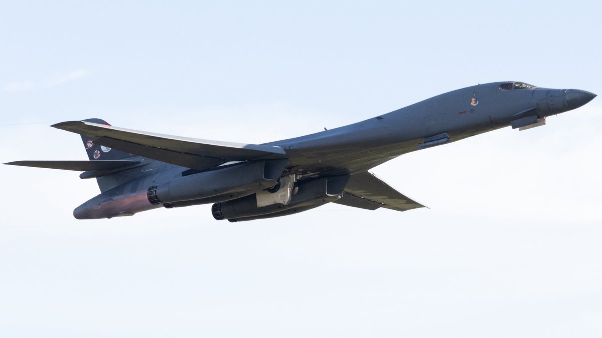 CraigYoungMedia's tweet photo. B-1B Doolittle Raiders departing RAF Fairford heading home https://t.co/PlqRlNDycY