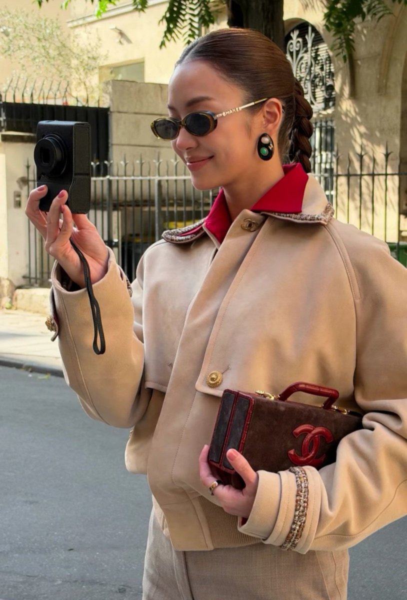 sun_shine_127's tweet photo. Be my model, and I’ll be your photographer 📸❤️

#CHANELSS27xLenaMiu 
#LalinaLena 
#CHANELSpringSummer 
#CHANEL #PFW https://t.co/Bd7QmfwRgb