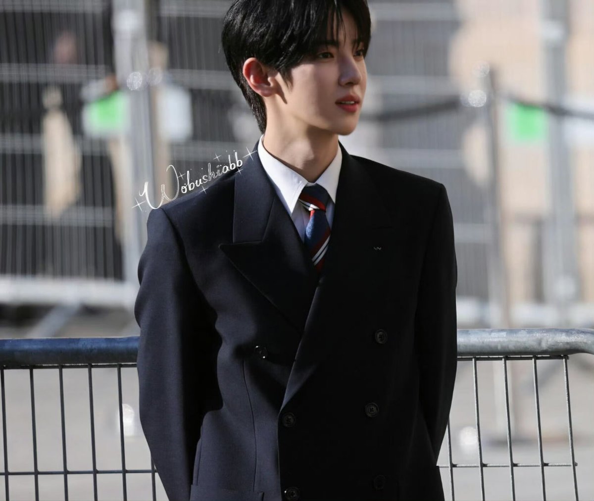 yAlbaaa22's tweet photo. At the Valentino show during Paris Fashion Week, Park Siwoo looked absolutely elegant, his outfit was like that of a noble little prince! He totally matched Valentino's style!

PARK SIWOO AT VALENTINO PFWSS27

#PARKSIWOOxVALENTINO
#VALENTINOPFWSS27
#PARKSIWOO https://t.co/y1bMxc7kV9