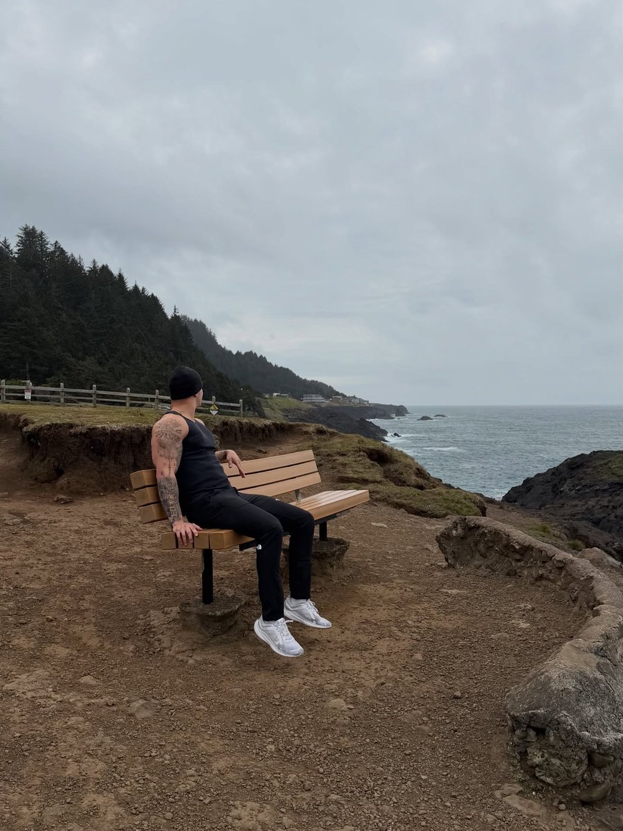 Aaron_Lucero9's tweet photo. On the edge of the world, feeling alive. 🌊 https://t.co/X0pqZBf0ct