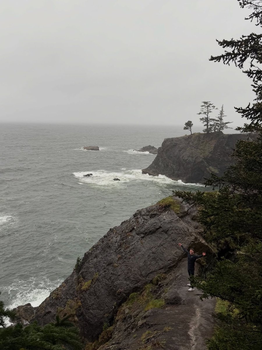 Aaron_Lucero9's tweet photo. On the edge of the world, feeling alive. 🌊 https://t.co/X0pqZBf0ct