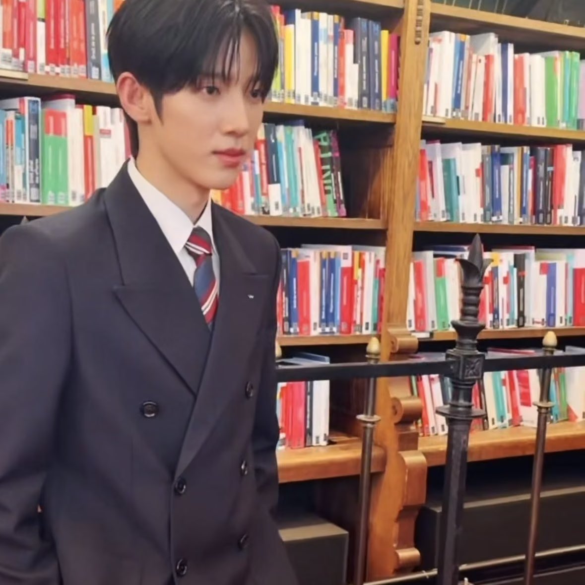 ben_ren416's tweet photo. 华伦天奴的浪漫底蕴，与朴时宇的纯粹气质交织，谱写了一曲时尚赞歌。 발렌티노의 낭만적인 유산과 박시우의 순수한 기질이 어우러져, 하나의 멋진 패션 찬가를 만들어냈어.

PARK SIWOO AT VALENTINO PFWSS27

#PARKSIWOOxVALENTINO
#VALENTINOPFWSS27
#PARKSIWOO https://t.co/nISYfpp875