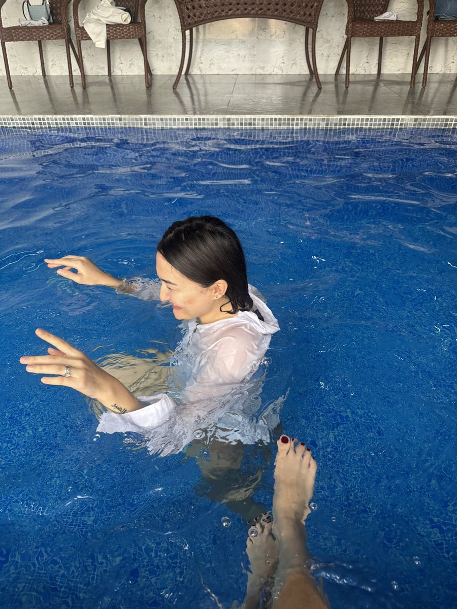 and21954's tweet photo. My gf in the swimming pool!

#bikini
#pool https://t.co/5hkkZrJBSG