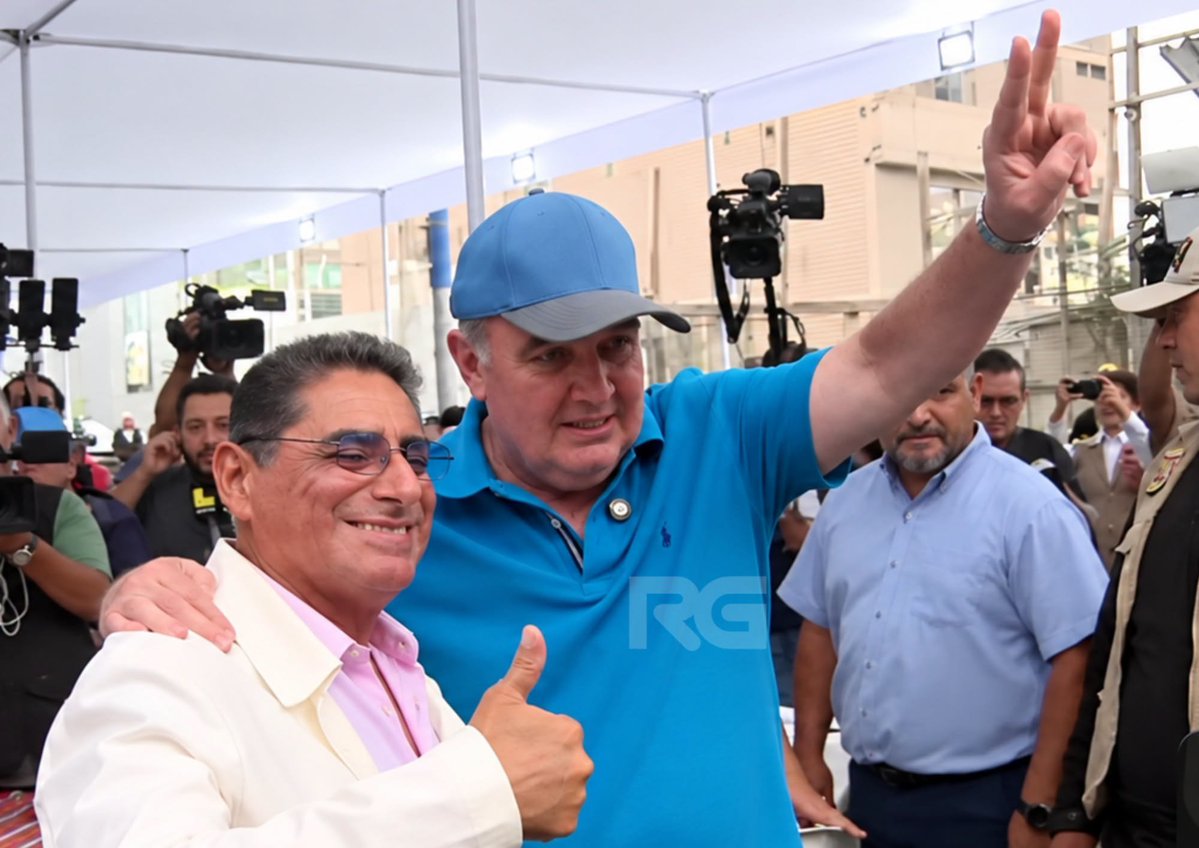 PeaceMakershot's tweet photo. @lachill721 Debería aprender de López Aliaga que si fué con su marido https://t.co/o5DiGZyVh0