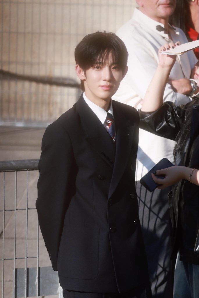 uuikitt's tweet photo. Les lumières défilent sur le podium, Park Siwoo dégage une atmosphère sereine et incarne parfaitement la beauté splendide et mesurée de Valentino.

PARK SIWOO AT VALENTINO PFWSS27

#PARKSIWOOxVALENTINO
#VALENTINOPFWSS27
#PARKSIWOO https://t.co/XElfZtJPYL