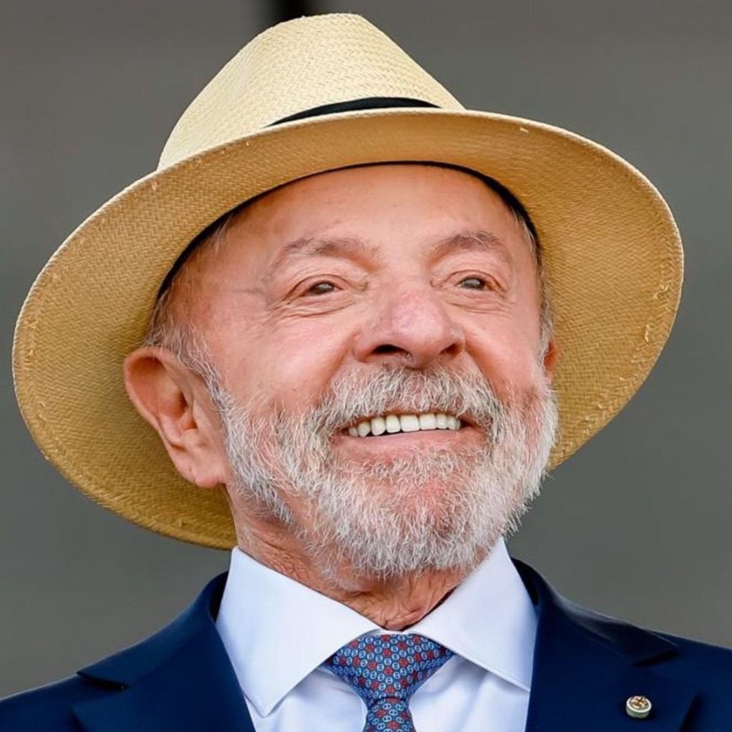 ALFINETEI's tweet photo. 🚨PESQUISA DATAPOVO

Quem você quer que seja eleito Presidente do Brasil?

🔄 Flávio Bolsonaro 
❤️ Lula https://t.co/SYvoUyYAMb