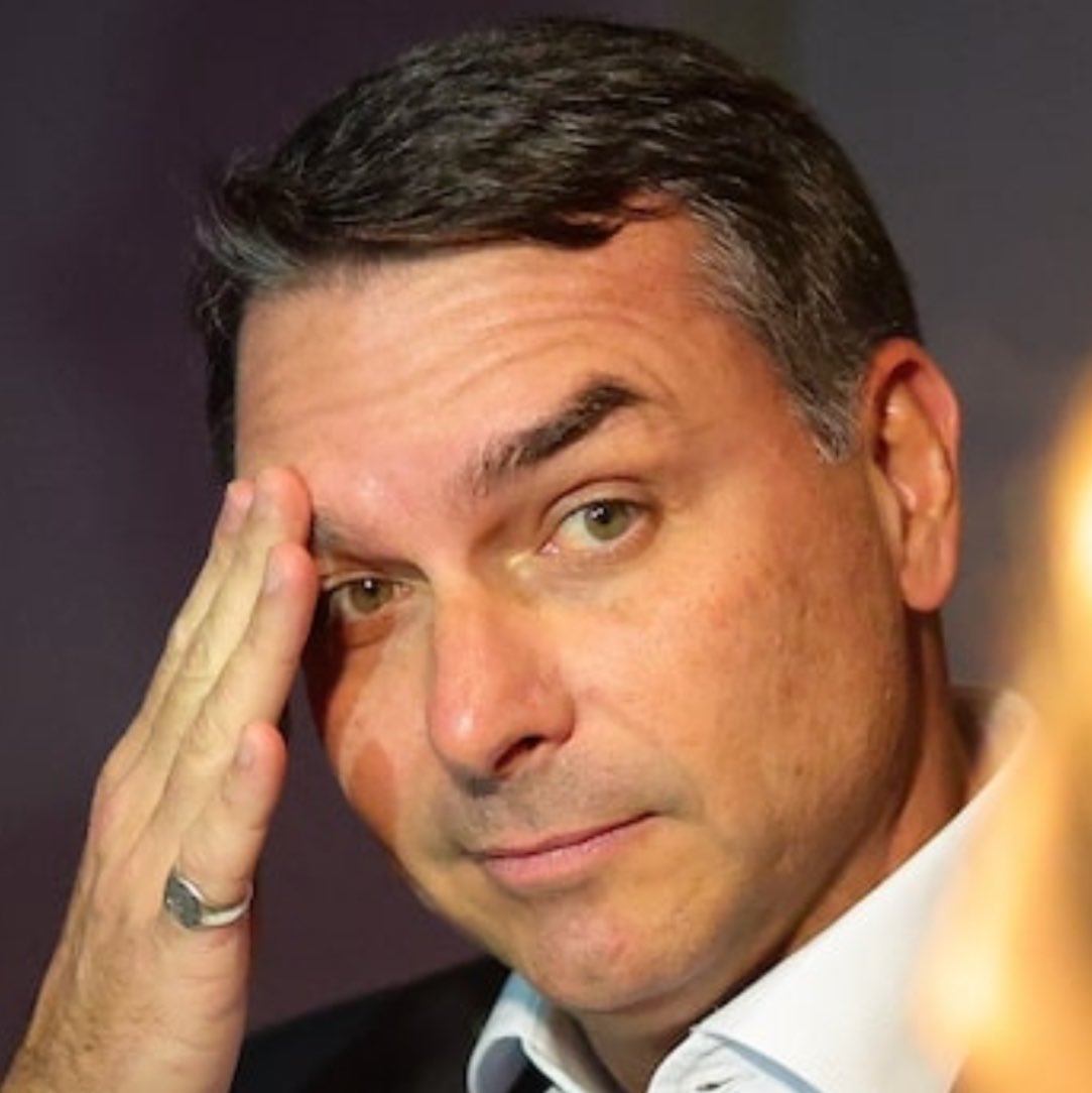 ALFINETEI's tweet photo. 🚨PESQUISA DATAPOVO

Quem você quer que seja eleito Presidente do Brasil?

🔄 Flávio Bolsonaro 
❤️ Lula https://t.co/SYvoUyYAMb