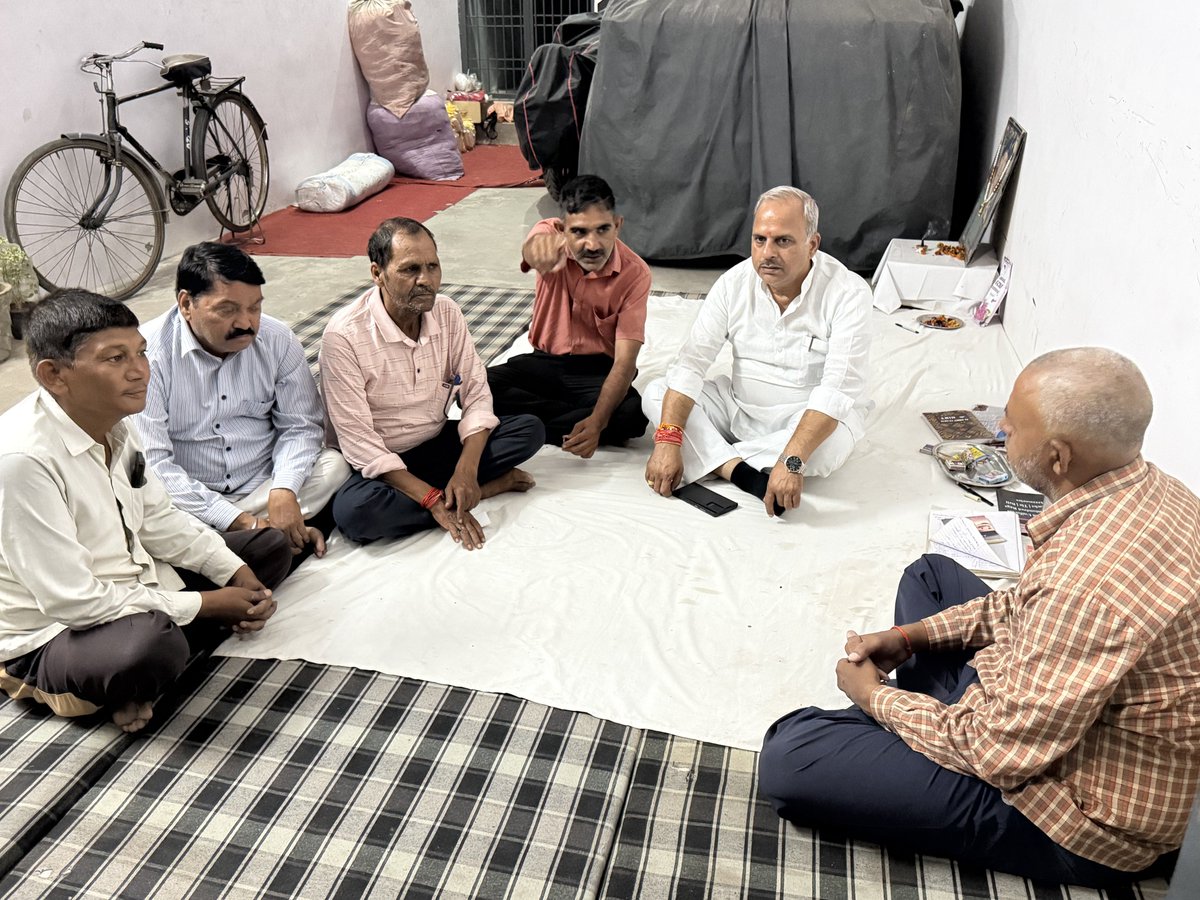 AnilParasharMLA's tweet photo. जनसंवाद से जनविकास!

आज कोल विधानसभा क्षेत्र के अंतर्गत जनसंपर्क किया। स्थानीय निवासियों से मिलकर क्षेत्र की वर्तमान स्थितियों पर चर्चा की और उनके सुख-दुख में सहभागी बना। हम निरंतर प्रयास कर रहे हैं कि क्षेत्र की हर समस्या का त्वरित समाधान हो और खुशहाली आए। https://t.co/6kx0oDZRfS