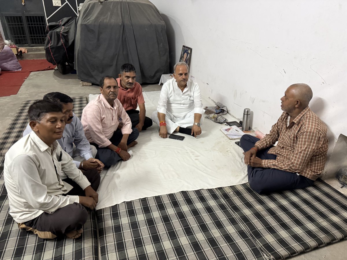 AnilParasharMLA's tweet photo. जनसंवाद से जनविकास!

आज कोल विधानसभा क्षेत्र के अंतर्गत जनसंपर्क किया। स्थानीय निवासियों से मिलकर क्षेत्र की वर्तमान स्थितियों पर चर्चा की और उनके सुख-दुख में सहभागी बना। हम निरंतर प्रयास कर रहे हैं कि क्षेत्र की हर समस्या का त्वरित समाधान हो और खुशहाली आए। https://t.co/6kx0oDZRfS