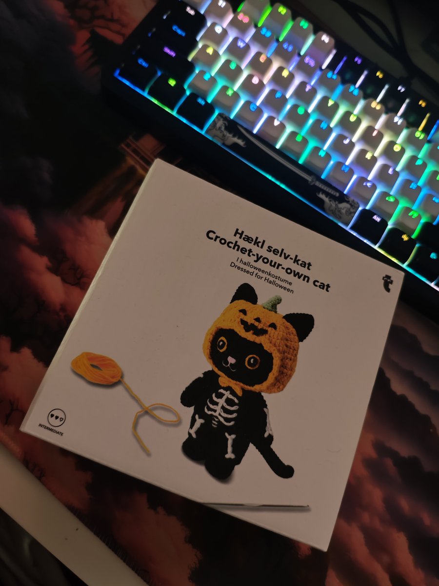 ShinyShinyPanda's tweet photo. Boję się jak wyjdzie ten twór, ale aż żal było nie zabrać ze sobą XD

Spooktober trzeba zdecydowanie zacząć od czegoś takiego. 

#crochet #spooktober #halloween https://t.co/AWtIRA1Zt9