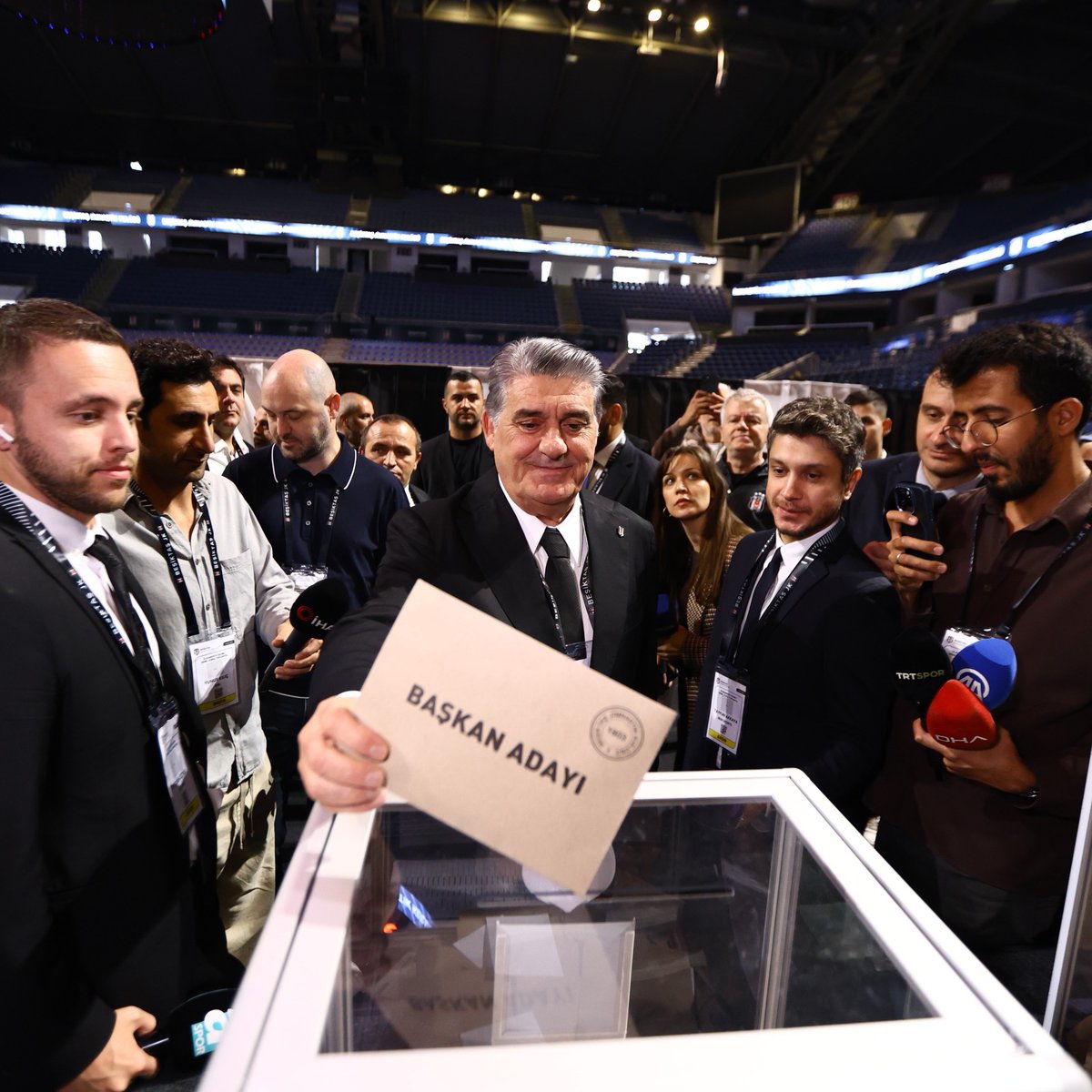 bosunatiklama's tweet photo. Serdal Adalı, yeniden Beşiktaş başkanı seçildi. https://t.co/5g1wG1ohN6