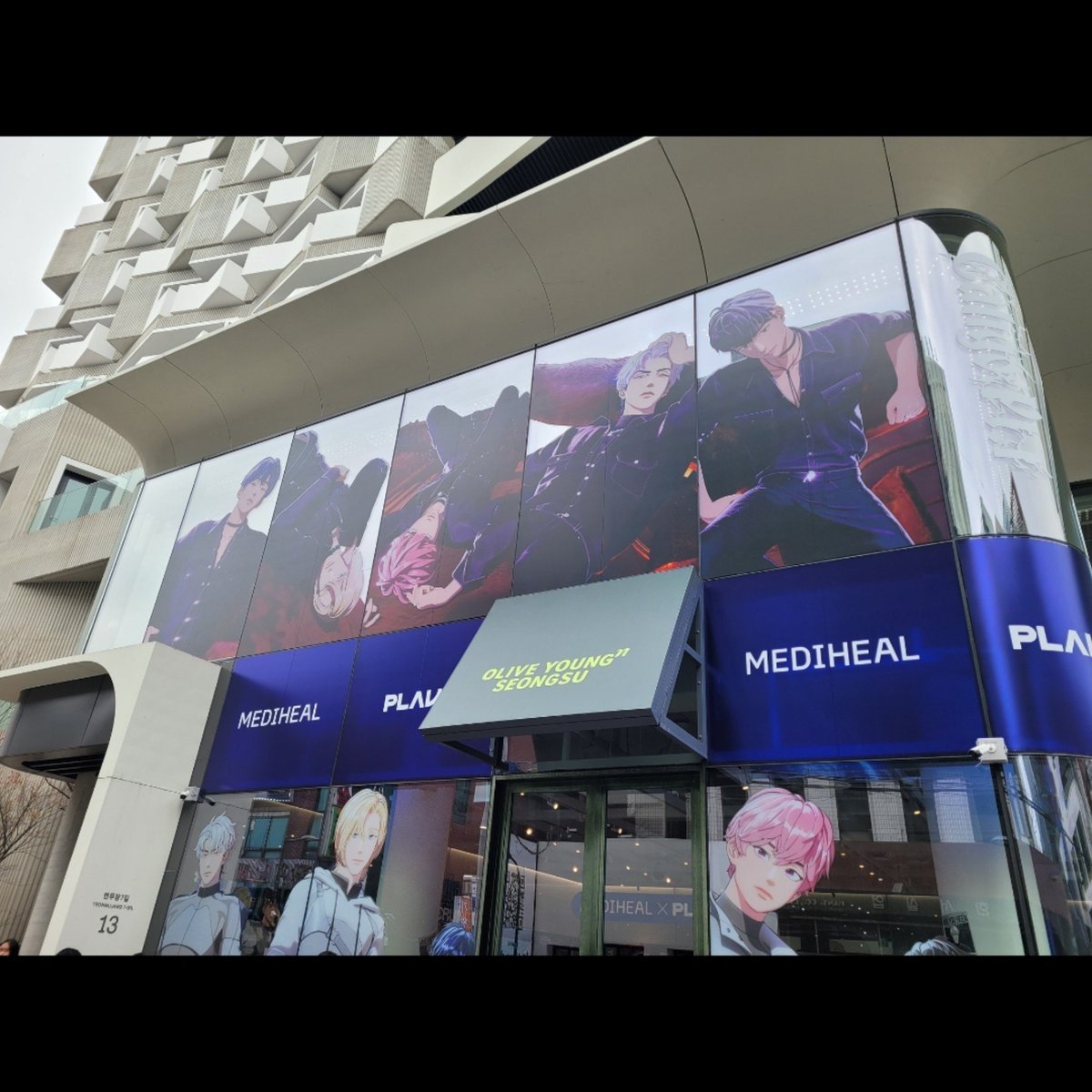 JAM_GI_DOL's tweet photo. 이글 보니 진짜 뉴플리님들은 모르실만한 행사(?)들이 많겠다...

십카페 처음 오픈했을땐 주문서 종이로받았던거
홍대 8번출구 앞 큰 올영 플레이브 1층메인 팝업있던거
칼파원땐 명동올영, 성수올영
1층 입구부터 플레이브 도배해놓고
앨범나오는날 딱 오후 6시부터 
올영에서 앨범 구매 가능해서 
아침부터 가서 번호표받았던거...🥹ㅋㅋㅋ