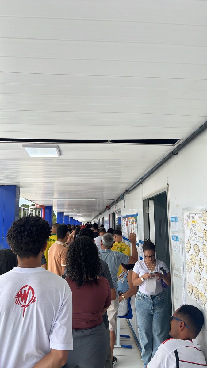 GabiisCosta's tweet photo. Dá até vontade de não votar mais com uma fila enorme dessa https://t.co/0PClQFDsaJ