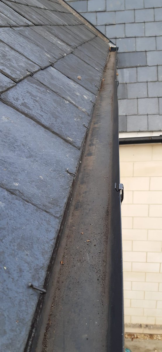 bathwindows's tweet photo. Cleaning gutters at Orchid Drive in Bath. Because clean gutters matters. https://t.co/bmAhCXn8mZ