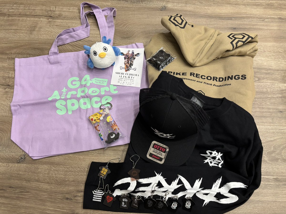 tomocoyote's tweet photo. G4Spaceで
ゲットした🦉💕

GENちゃん

SPIKE RECORDINGS♡
Tシャツのアクキーすんごいかわいい🥰

パーカーも着るのたのしみー😎

#コンサドーレ勝利おめでとうございます
#屋外観戦はいつぶりだろう
#函館空港 #G4AirPortSpace
#G4Space 
#次の函館予定は
2/13-14の函館アリーナライブ！ https://t.co/j3xAKYV6DD