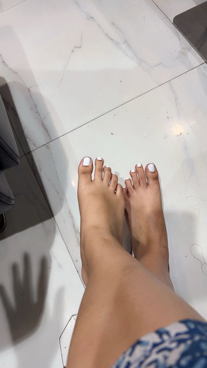 Alka_Goddess's tweet photo. New pedicure, new photos. Toes done, legs out, and the rest is waiting in your DMs if you want it. https://t.co/HOuYwMJiRH