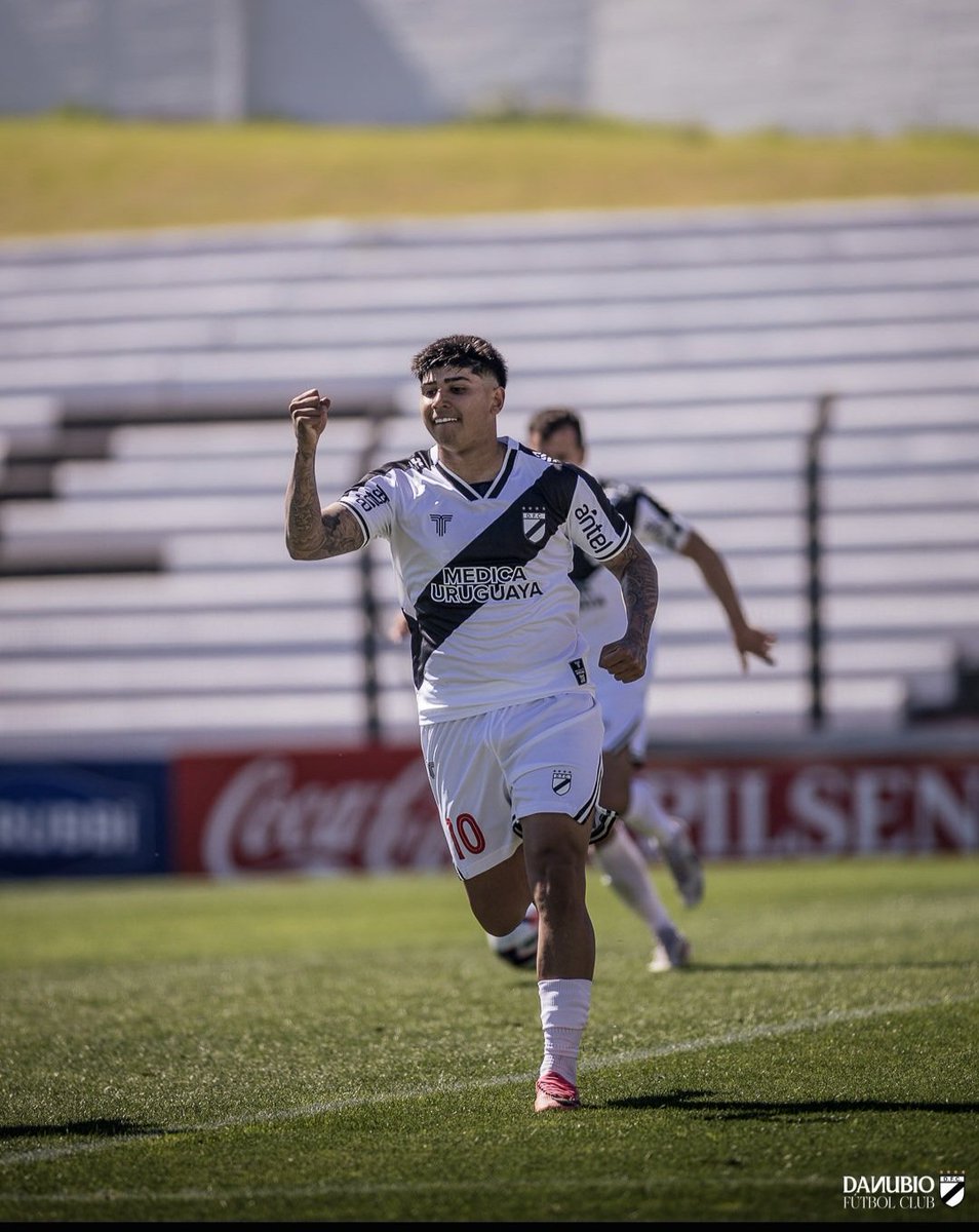 BachsMartin's tweet photo. ⚫️⚪️ VAMOS #DANUBIO TODAVÍA !! LA FRANJA ROMPIÓ EL #MALEFICIO, VENCIO 2-1 A CERRO LARGO Y SIGUE CON #VIDA
✅️ Triunfazo y desahogo. Danubio volvió a ganar para cortar una racha de 17 partidos sin victorias y renueva las esperanzas por poder salvarse, aunque sigue muy comprometido.
🔥 La emoción de los goles en el PT. Ante el despeje fallido de Pedro González, Mateo Peralta no perdonó y con cabezazo al borde del área puso la apertura.
⚽️⚽️ Peralta, figura clave en el triunfo marcó el 2-0 transitorio de penal tras la mano de Nicolás Ramos ratificada por el VAR.
▶️ La vista descontó con el gol de Alexis Segovia en buena definición, para ponerse en partido.
❌️ En el ST Danubio pudo liquidarlo pero #Papelito Fernández malogró clara chance.
🤚 El arachán batalló hasta el final por el empate. Mauro Goicoechea en gran tapada evitó el gol del empate de #Huevo Lozano.
▶️ Danubio volvió a ganar después de 5 meses.y da pelea por su superviencia. Cerro Largo mira cada vez más de reojo la tabla del descenso.
DANUBIO 2-1
CERRO LARGO
@danubiofc
@cerrolargofc
Estadio María Mincheff de Lazaroff.
Jueces: Hernán Heras, Nicolás Nievas, Pablo Alvez. Cuarto juez: Jonathan De León.
VAR: Andrés Cunha. AVAR: Santiago Fernández.
#Goles:
17' Mateo Peralta (D, de cabeza) 1-0
28' Mateo Peralta (D, de penal) 2-0
43' Alexis Segovia (CL) 2-1
⚪️⚫️ #DANUBIO:
Mauro Goicoechea, Mateo Rinaldi, Mauro Brasil, Tomás Cavanagh (45 Gonzalo Rodríguez), Leandro Sosa, Iván Rossi (61 Juan Andrés Millán), Joaquín Trasante, Sebastián Rodríguez (69 Enzo Cabrera), Mateo Peralta, Benjamín Azambuja (61 Sebastián Fernández), Bautista Tomatis (80 Maicol Ferreira).
#DT: Leonel Rocco.
⚪️🔵 CERRO LARGO:
Pedro González (45 Lukas González), Alexander Hernández, Alexis Piegas, Nicolás Ramos (73 Robert Ergas), Santiago Franca, Sebastián Assis, Brian Lozano, Santiago Marcel (84 Borys Barone), Alexis Segovia (73 Mario García), Lucas Píriz (59 Diego Daguerre), Axel Pandiani.
#DT: Ignacio Ordóñez.