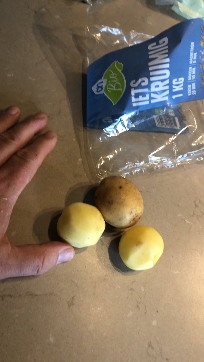 ErwinInErmelo's tweet photo. @albertheijn Als mensen boerenkool gaan maken, zitten ze dan te wachten op dit soort kleine kutaardappeltjes? #enshittification #aardappels https://t.co/yKxqNxzZT1